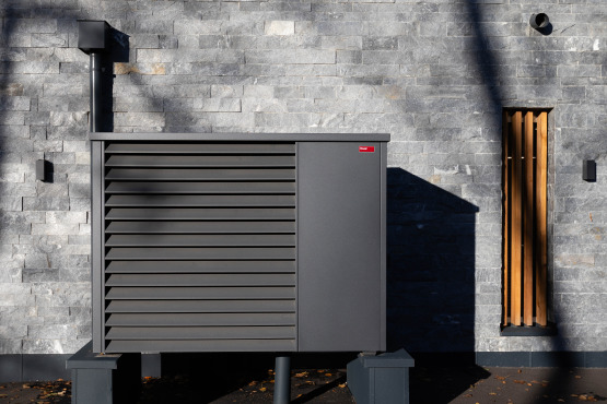 Außeneinheit Belaria® pro vor dem Apartmenthotel 