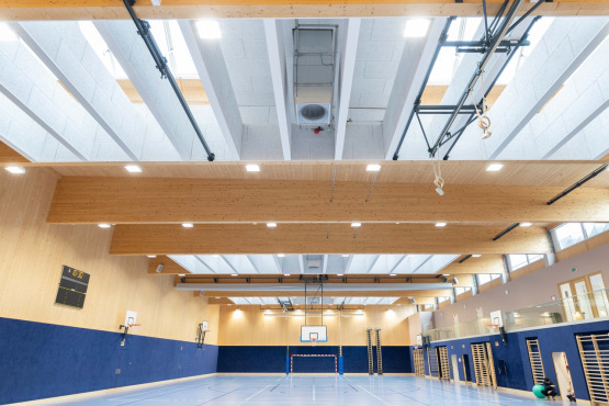 Klimasystem an der Decke einer Sporthalle
