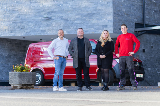 Walter Unterholzer, Anton Höllwart, Sonja Gruber und Bernhard Weiß vor dem Apartementhotel 