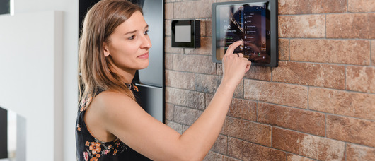 Energie sparen mit intelligenter Vernetzung von Loxone und Hoval