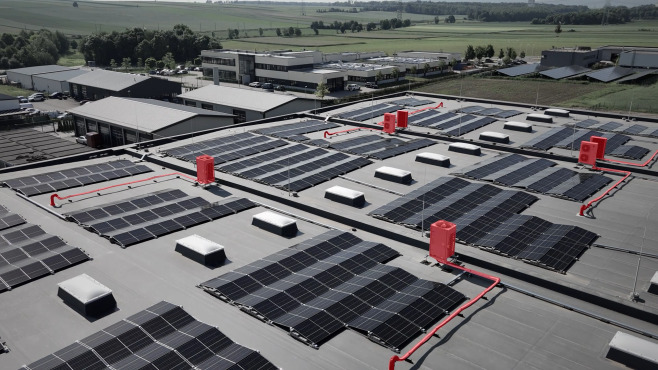 Große Dachflächen eignen sich ideal für die Stromerzeugung aus Sonnenenergie.