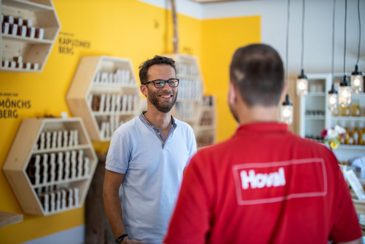 Даниел Пфайфенбергер, основател на Пчелната ферма в Залцбург, в разговор със сервизен техник на Hoval