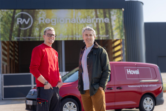 Christoph Brugger (Hoval Kundendiensttechniker) und Stephan Kostwein (Geschäftsführer Regionalwärme Lavanttal) vor dem Heizwerk