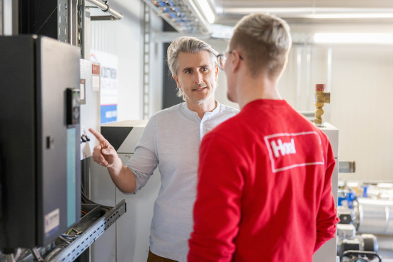 Stephan Kostwein (Geschäftsführer Regionalwärme Lavanttal) und Christoph Brugger (Hoval Kundendiensttechniker) im Heizwerk St. Marein