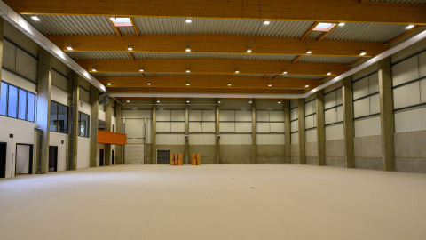 Eine Sporthalle mit nachhaltigem, intelligentem und hybridem Heizsystem