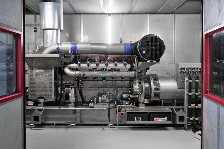 Foto: YADO-KWK Blockheizkraftwerk mit Siemens-Motor