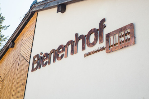 Hoval подкрепя Bienenhof. Заедно за едно по-добро бъдеще