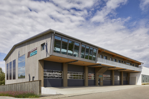 Komfortable Systemlösung für die Lagerhalle der Rikker Holzbau GmbH