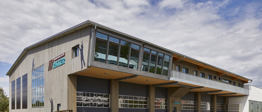 Komfortable Systemlösung für die Lagerhalle der Rikker Holzbau GmbH