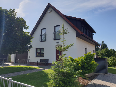 Hybridanlage für den Altbau: Einfamilienhaus mit Luftwärmepumpe, Pelletofen und Komfortlüftung ausgestattet