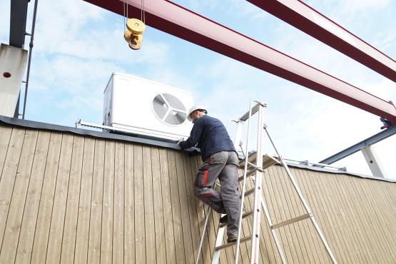 Installation der Wärmetauscher-Komponenten an der Parabel Boxx SMI