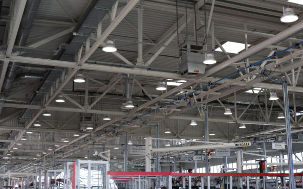 Hall de production SEW Usocome avec aerochauffeurs Hoval TopVent_paysage