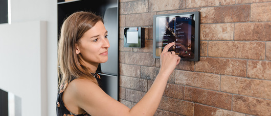 Energie sparen mit intelligenter Vernetzung von Loxone und Hoval