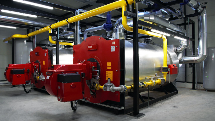 Foto: Zwei Hoval Max-3 condens E Heizkessel in Energiezentrale 