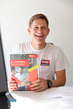 HoCH_PartnerInterview_Hasler_Hoval_portraet_hoch.jpg