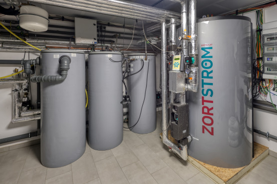 Für die Forschung wird, neben zahlreichen Sensoren und Messgeräten, die Hoval Belaria® pro comfort (8) herangezogen.