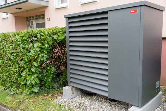 Die Außeneinheit fügt sich unauffällig und leise ins Grundstück ein. 