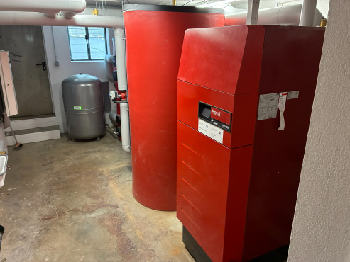 Der UltraGas® 125 Gaskessel in einem der Gebäude ergänzt das System und lässt sich besonders einfach ins Heizsystem integrieren.
