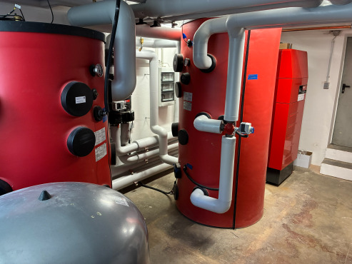 Pufferspeicher der Hybridanlage zur effizienten Wärmespeicherung und -verteilung.