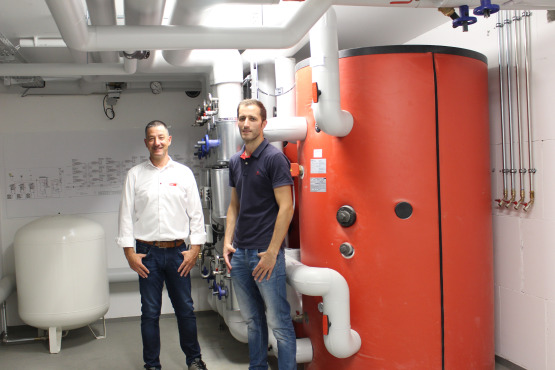 Dezentrale Warmwasserbereitung durch zwei Pufferspeicher. 