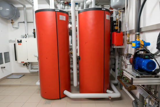 Komplett ist die neue Ergänzt wird die Heizungsanlage mit zwei Pufferspeichern