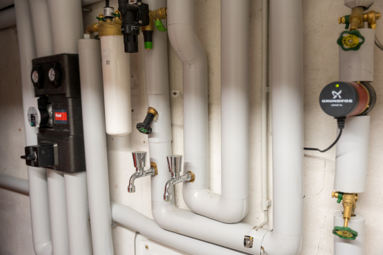 Alle Ventile wurden erneuert, ein hydraulischer Abgleich durchgeführt und das System so geplant, dass auch bei geringer Temperatur ein effizienter Betrieb möglich ist.