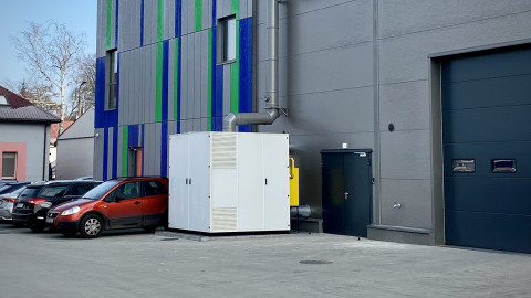 Zewnętrzny moduł energii grzewczej Hoval w zakładzie produkcyjnym MPSystem