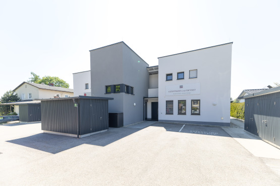 Das Mehrparteienhaus mit zwei Büros und drei Wohnungen nutzt das Prinzip der Betonkernaktivierung.