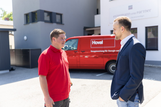 Hoval Kundendiensttechniker im Gespräch mit Philipp Pointner.