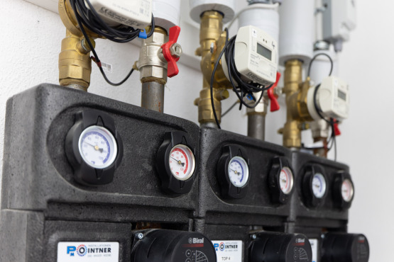 Der Heizungsverteiler sorgt für energieeffiziente Wärmeverteilung.