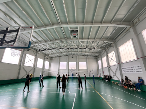  Hoval TopVent MP 6P отоплява, охлажда и вентилира спортната зала на ППМГ „Никола Обрешков“.