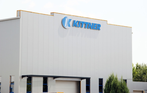 Производствена сграда Kittner в Калояново с отопление чрез покривни топловъздушни апарати TopVent  от Hoval