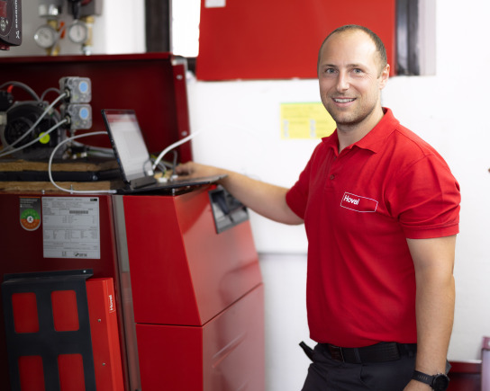 Kundendiensttechniker schaut in die Kamera