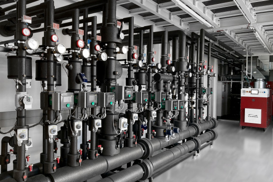 YADOS Energiezentrale mit BHKW, Kessel und Verteiler