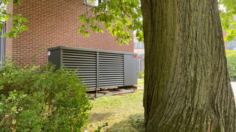 Hybrid system concept for a sustainable heat supply in existing buildings