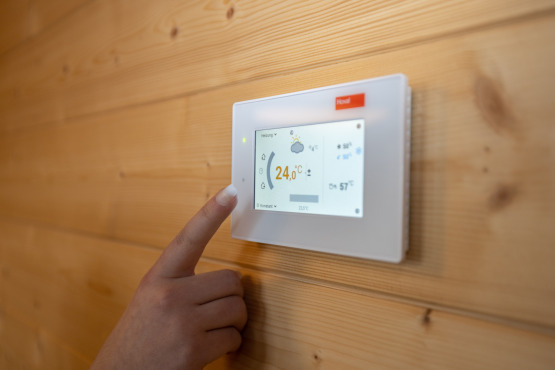Bequeme Steuerung des Raumklimas über Touchscreen oder App.