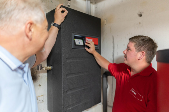 Hoval-Kundendiensttechniker bei der Inbetriebnahme mit dem Hauseigentümer