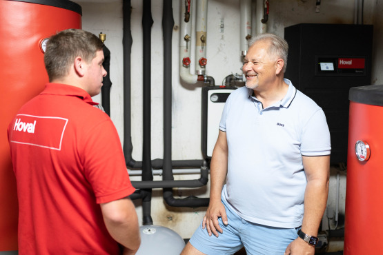 Hoval-Kundendiensttechniker Thomas Schmidt mit Michael Fischer im Technikraum 