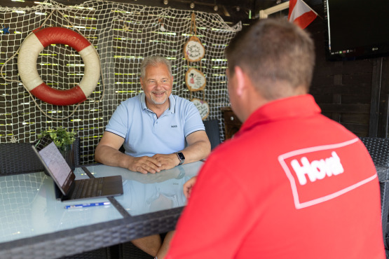Michael Fischer beim Beratungsgespräch mit dem Heizungsprofi von Hoval