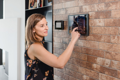 Energie sparen mit intelligenter Vernetzung von LOXONE und Hoval