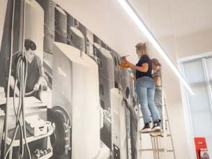  Povestea picturii murale din sala de seminar Hoval de la UTCB: Istoria, inovația și inspirația artistică