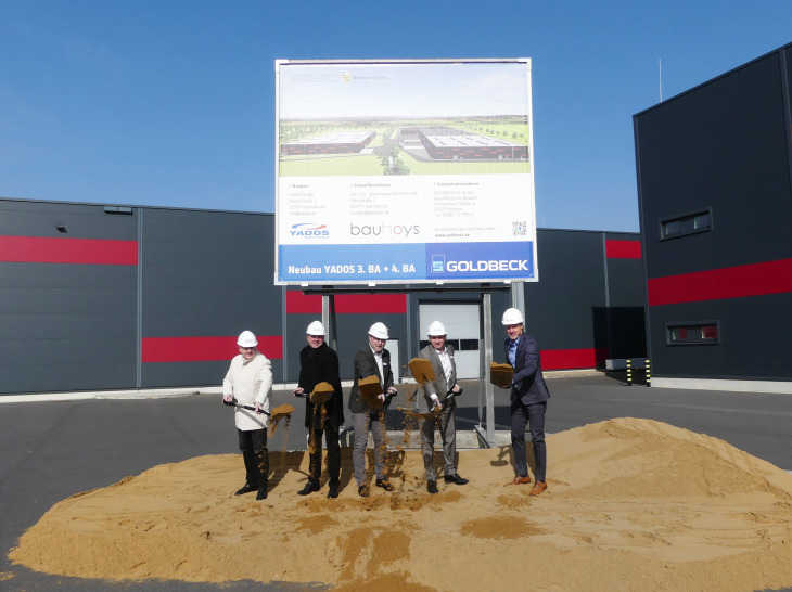Foto: Mitglieder der Geschäftsleitung beim Spatenstich zum Bauauftakt des Bauprojektes YADOS Neubau Bauabschnitt 3 und 4