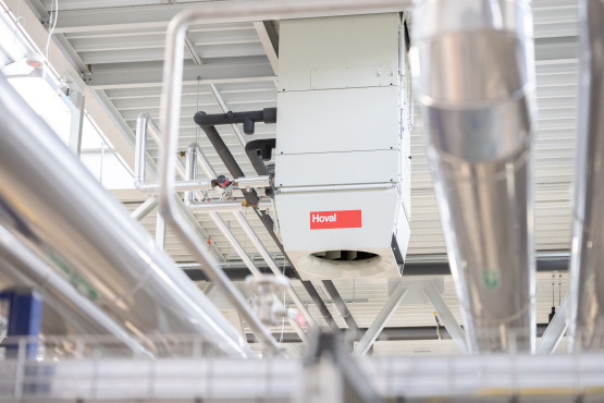 In 10 Metern Höhe sorgt eine Lösung von Hoval für optimales Hallenklima.