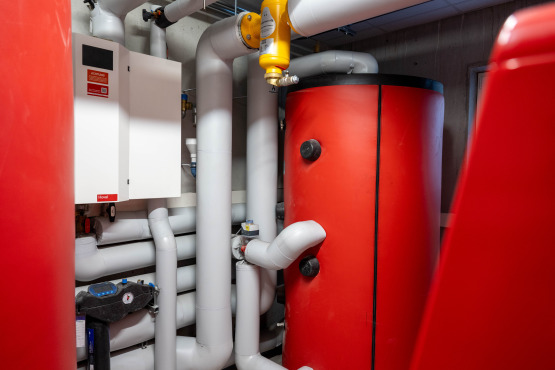 WanzL_Biomasseheizung_Pellet_Warmwasser_Mehrfamilienhaus.jpg
