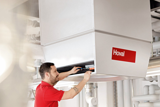 Wartung eines Hoval TopVent in einer Produktionshalle