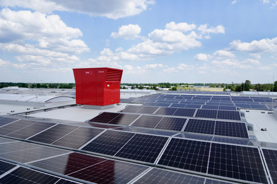 Selbst erzeugter Solarstrom wird direkt für die Hallenklimatisierung genutzt.